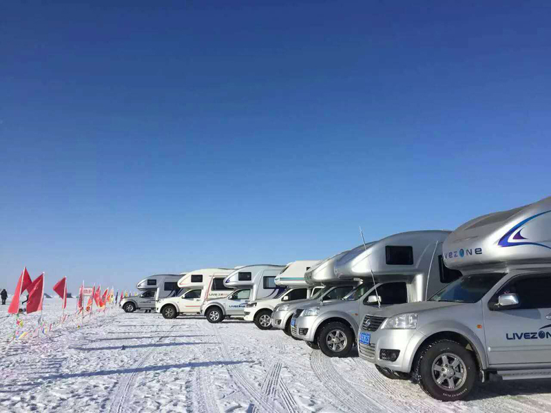 踏雪前行，房车也能雪地越野