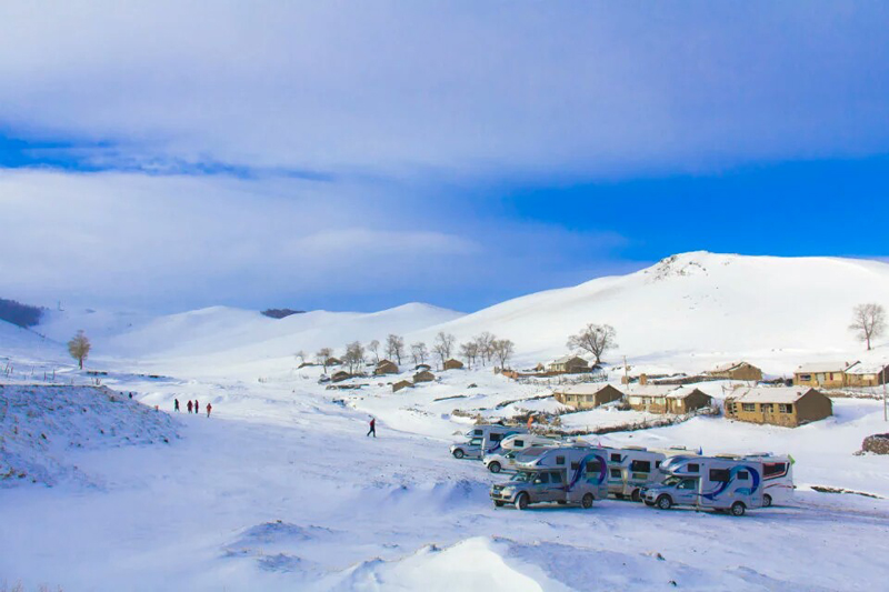 踏雪前行，房车也能雪地越野