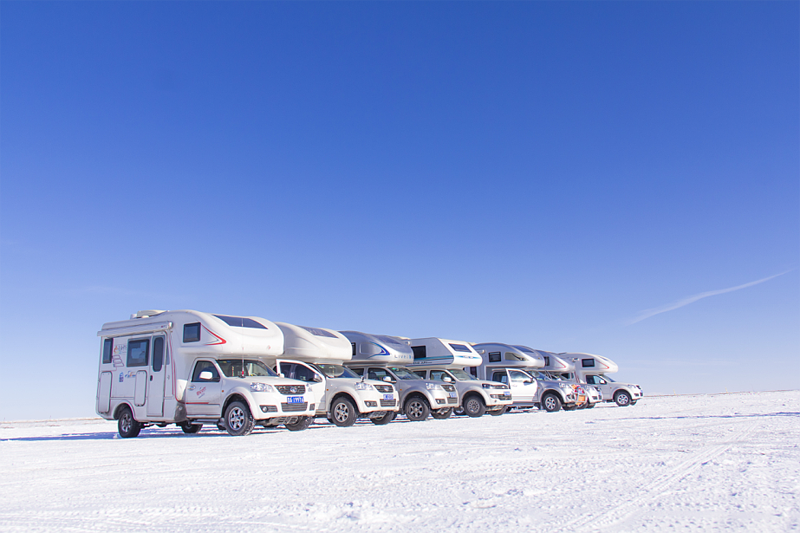 踏雪前行，房车也能雪地越野